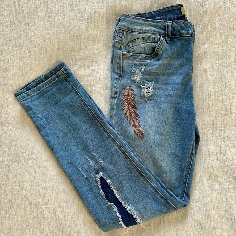 Democracy Blue Distressed Jeans with Feather Embroidery